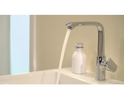 Robinet chromé avec eau courante dans un lavabo