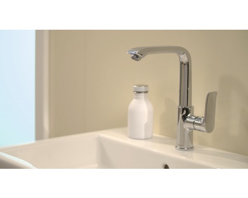 Robinet de lavabo chromé sur un lavabo