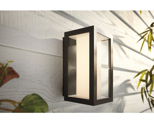 Applique murale extérieure moderne avec un design rectangulaire pour l''éclairage de façade