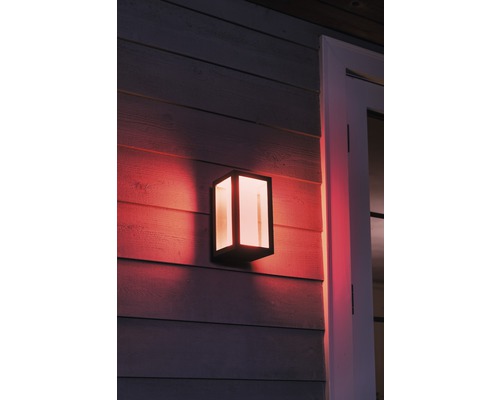 Applique murale extérieure carrée avec effet de lumière sur un mur de maison