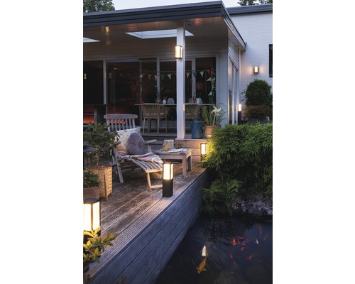 Espace extérieur avec bassin, mobilier de jardin et plusieurs luminaires d''extérieur