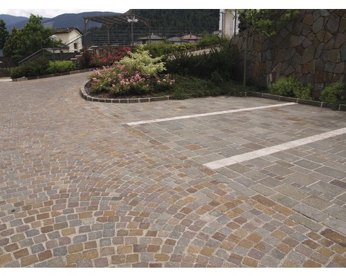 Espace extérieur avec pavés et marquages de stationnement