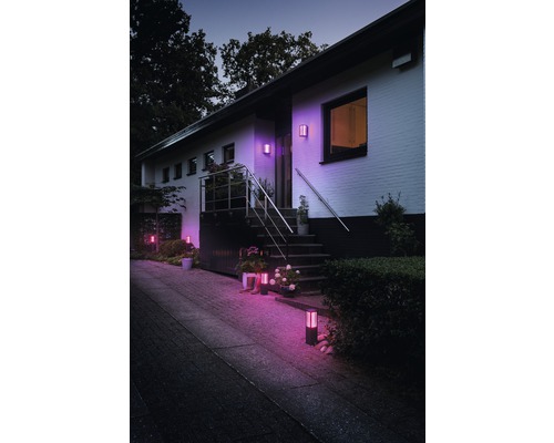Maison illuminée avec luminaires extérieurs et bornes d''éclairage