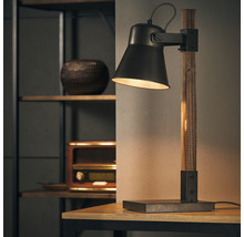 Lampe de table avec pied en bois et abat-jour en métal sur une table