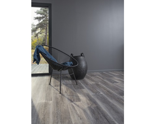 Innenraum mit Vinylboden in Holzoptik, Stuhl und Dekorationselement