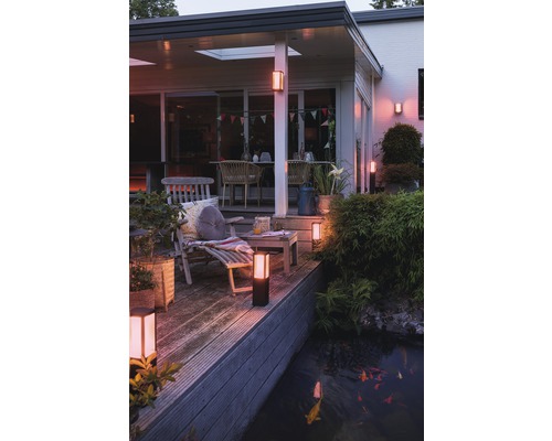 Jardin éclairé avec bassin, terrasse, mobilier de jardin et luminaires extérieurs