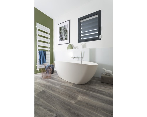 Modernes Badezimmer mit freistehender Badewanne, Heizkörper und Fensterjalousien