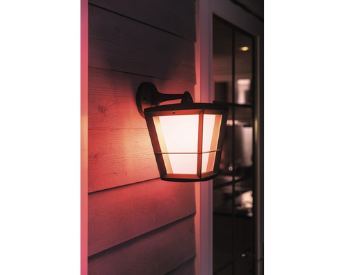 Aussenwandleuchte mit Leuchte an Hauswand