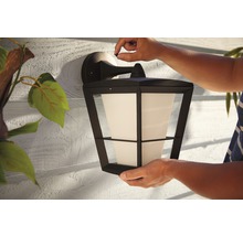 Installation einer schwarzen Aussenwandleuchte mit Milchglasschirm