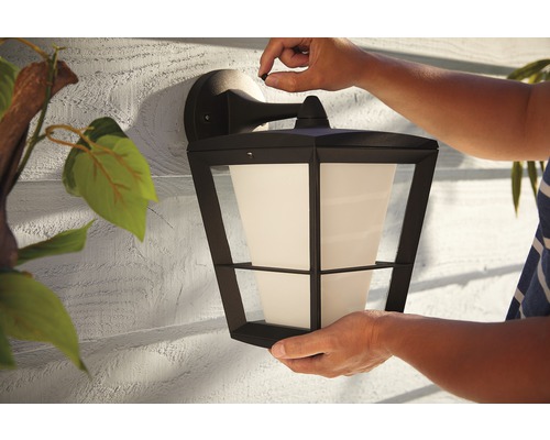 Installation einer schwarzen Aussenwandleuchte mit Milchglasschirm