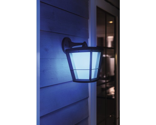 Aussenwandleuchte an einer Hauswand montiert