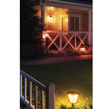 Beleuchtetes Haus mit Aussenleuchten und Garten