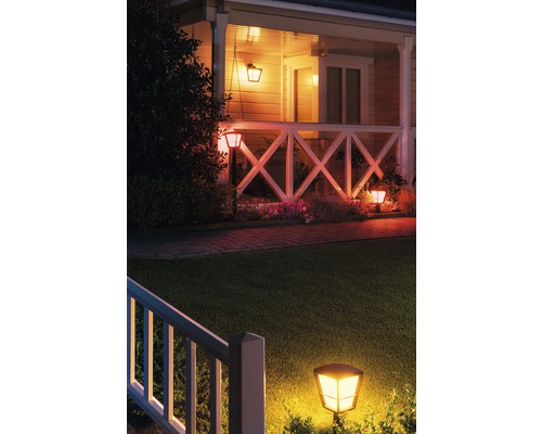 Beleuchtetes Haus mit Aussenleuchten und Garten