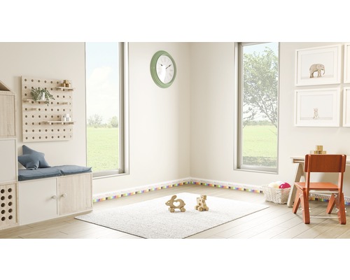 Helles Kinderzimmer mit Fenster, Teppich, Spielzeug, Tisch und Stuhl