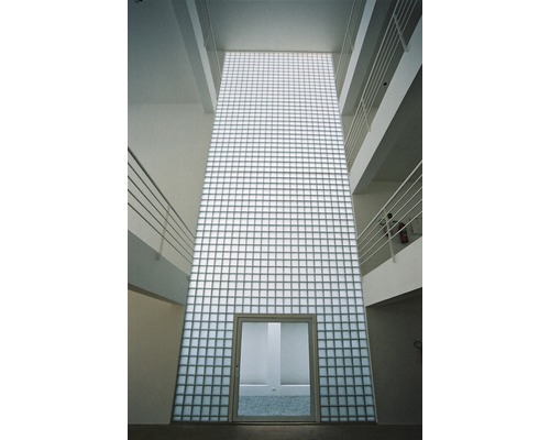 Innenansicht eines Gebäudes mit einer Wand aus Glasbausteinen und einer Tür