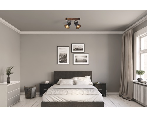 Schlafzimmer mit Doppelbett, Nachttischen, Kommode und Deckenleuchte mit zwei Strahlern