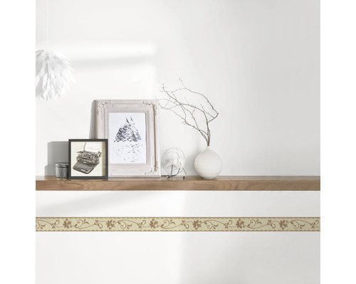 Wand mit floraler Bordüre und Dekoration auf einem Holzregal
