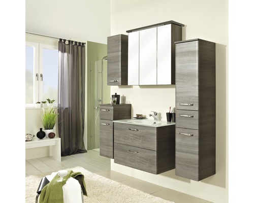 Badezimmer mit Waschbecken, Spiegelschrank und Stauraumelementen in Holzoptik