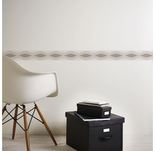 Aménagement de pièce avec bordure décorative au mur, une chaise et des boîtes de rangement