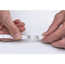 Zwei LED-Streifen werden mit einem Verbindungselement verbunden.