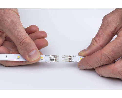 Zwei LED-Streifen werden mit einem Verbindungselement verbunden.
