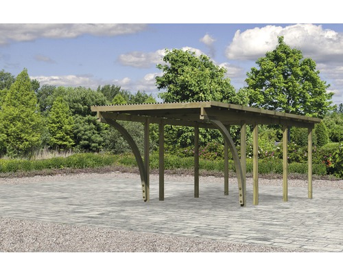 Carport en bois dans le jardin