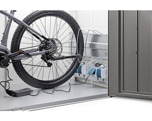 Fahrrad in Fahrradgarage mit Ladestation für Elektrofahrräder