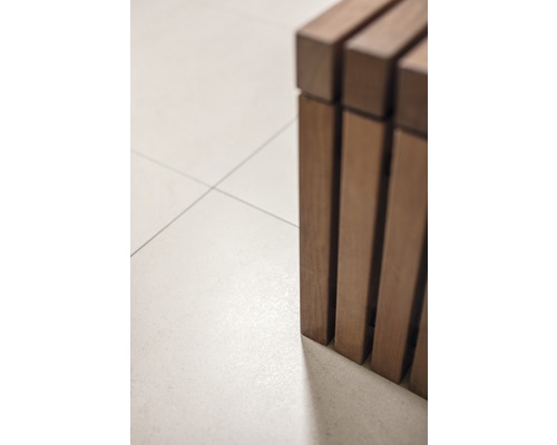 Detailansicht einer Holzbank auf Fliesenboden.