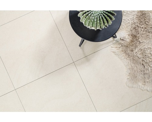 Heller Boden mit Fliesen, kleinem Tisch und Dekoration