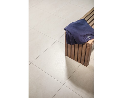 Bodenfliesen und Holzbank mit T-Shirt