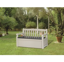 Gartenbank mit Stauraum auf Rasenfläche im Garten