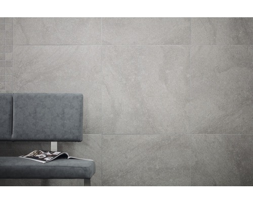 Carreaux muraux gris avec banc et magazine