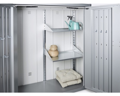 Intérieur d''une remise à outils en métal avec étagères, coussins et un arrosoir