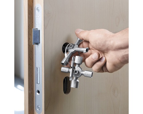 Ein Mann benutzt einen Multifunktionsschlüssel an einer Tür