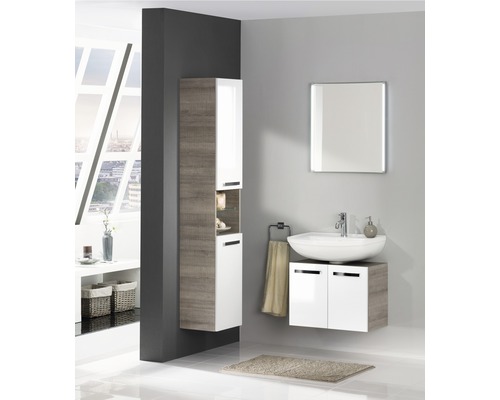 Salle de bains avec lavabo, armoire de toilette et armoire haute au design moderne