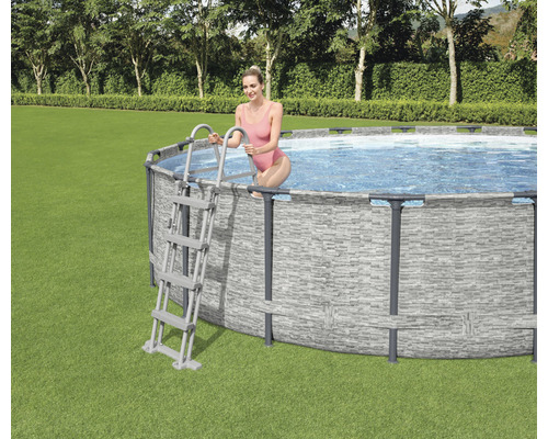 Piscine hors sol avec échelle dans le jardin