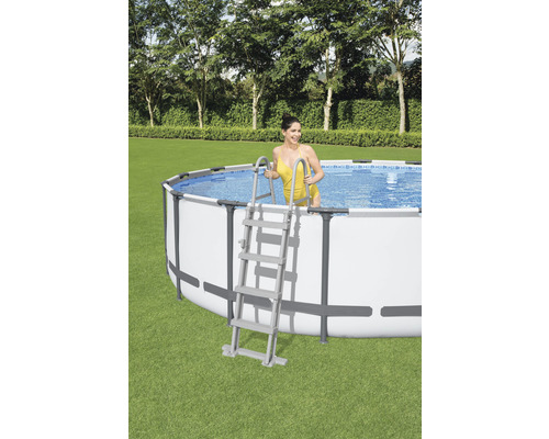 Piscine hors sol avec échelle dans le jardin