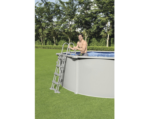Piscine hors sol avec échelle dans le jardin avec une personne