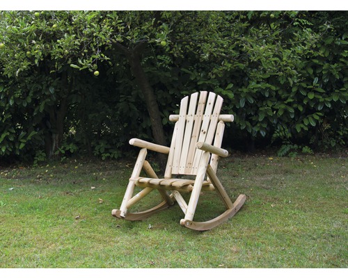 Fauteuil à bascule en bois dans le jardin