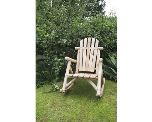 Fauteuil à bascule en bois dans le jardin