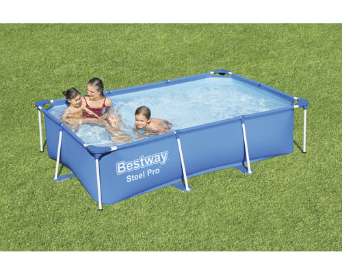 Piscine rectangulaire Bestway Steel Pro avec famille dans le jardin