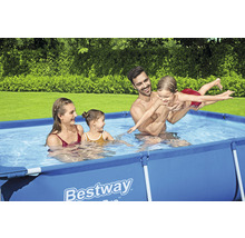 Famille avec deux enfants dans la piscine Bestway dans le jardin