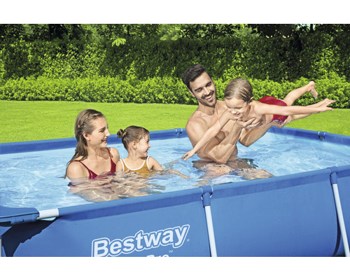 Famille avec deux enfants dans la piscine Bestway dans le jardin