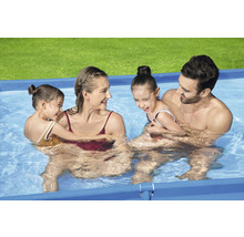 Famille avec deux enfants dans une piscine hors sol