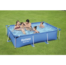 Famille dans une piscine tubulaire rectangulaire Bestway Steel Pro dans le jardin