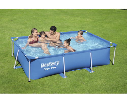 Famille dans une piscine tubulaire rectangulaire Bestway Steel Pro dans le jardin