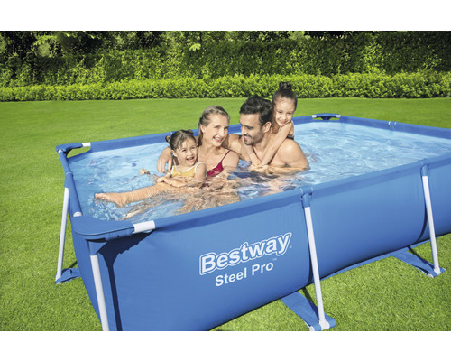 Piscine tubulaire Bestway Steel Pro avec famille dans le jardin