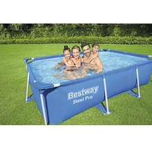 Famille dans la piscine hors sol tubulaire rectangulaire Bestway Steel Pro dans le jardin