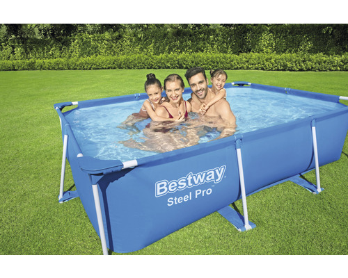 Famille dans la piscine hors sol tubulaire rectangulaire Bestway Steel Pro dans le jardin