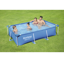 Piscine hors sol avec famille dans le jardin